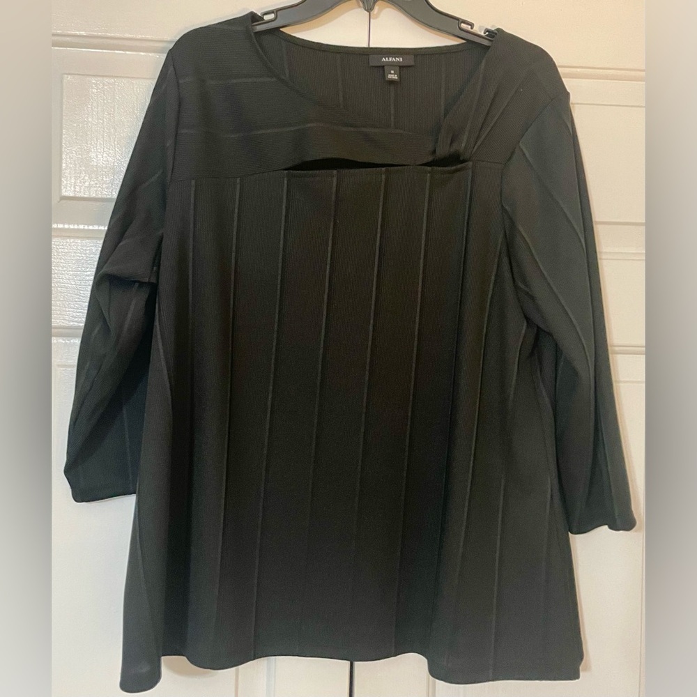 🪩🍸Beautiful black light weight sweater